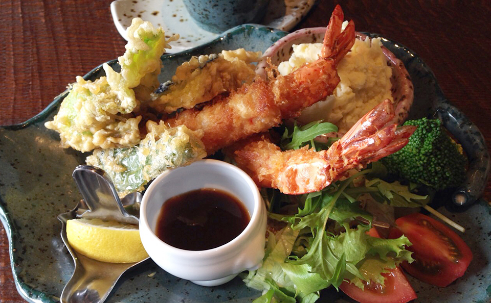 人気メニューの海老フライも必食！那珂川市の「成竹窯」の器と「かほり」の珈琲が彩る上質な空間