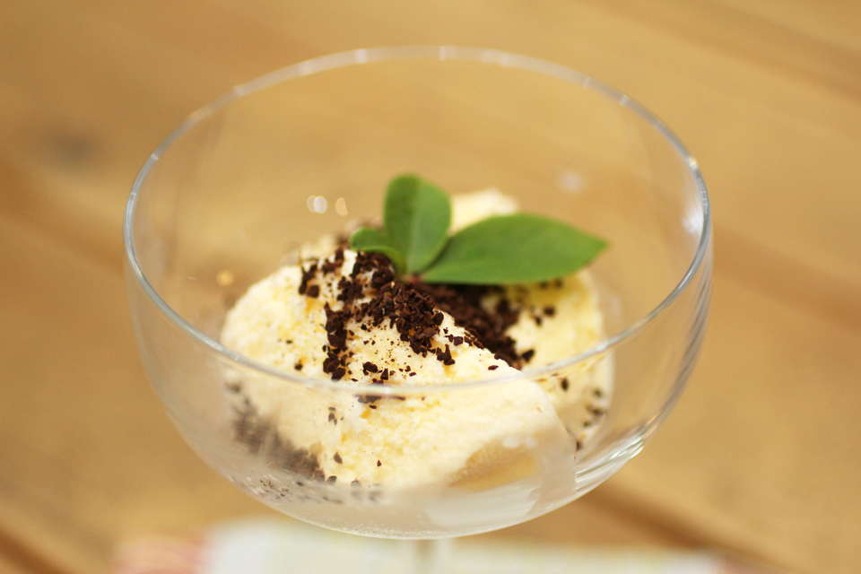 バニラのアイスクリームにコーヒー豆をトッピング!!
