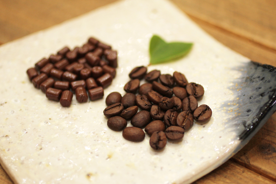 コーヒー豆とチョコを一緒につまんで食べる。